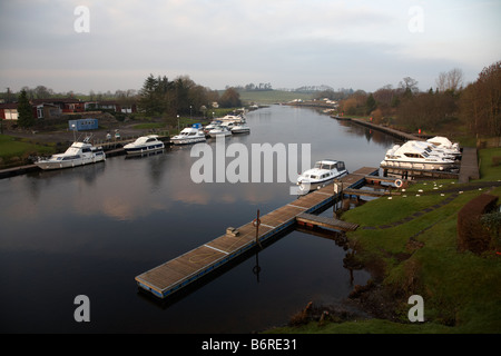 Boote und Stege liegen leere Carrybridge am oberen Lough Erne Grafschaft Fermanagh Nordirland Vereinigtes Königreich Stockfoto