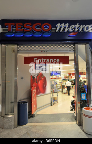 Tesco Metro Supermarkt store Eingang an einem Kanada Square Shopping Center in Canary Wharf Isle of Dogs Tower Hamlets East London England Großbritannien Stockfoto