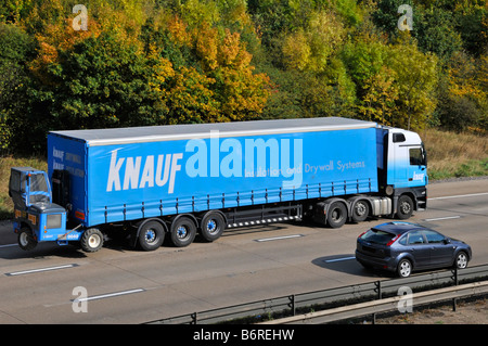 Knauf Dämmung & Trockenmauer-Systeme Produkte Lieferung Anhänger & LKW auf M25 Autobahn komplett mit montierten Hinterradgabel Hubwagen Stockfoto