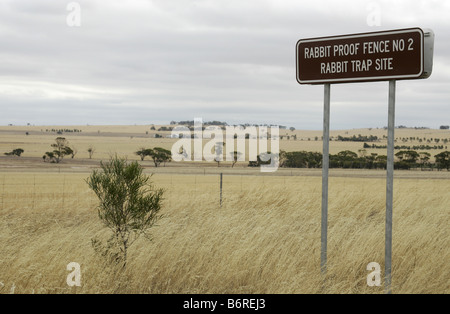 Zeichen Rabbit Proof Fence, ist der längste Zaun der Welt in Western Australia Stockfoto