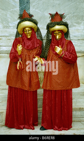 Kostümiert Karneval Teilnehmer auf der Piazza San Marco während des Karnevals in Venedig Italien Stockfoto