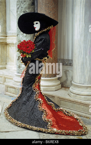 Kostümierte Karnevals-Teilnehmer auf der Piazza San Marco während des Karnevals in Venedig Italien Stockfoto