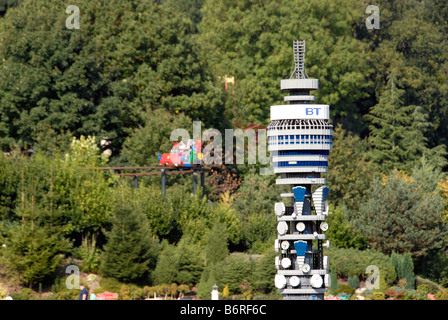 Ansicht der Miniland zeigt Modell des BT Tower gebaut mit Millionen von Legosteinen im Legoland Windsor UK Stockfoto