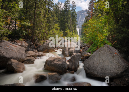 Merced River in der Nähe der Vernal Falls, Nebel Trail, Yosemite-Nationalpark, Kalifornien, USA Stockfoto