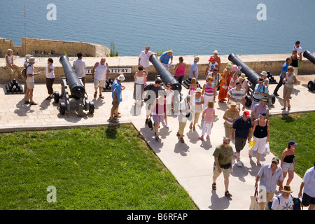 Touristen besuchen salutieren, Batterie, mit Blick auf Grand Harbour von Upper Barracca Gardens, Valletta, Malta Stockfoto