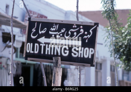 Melden Sie außen Second-Hand Kleidung Shop alte Dinge Herat Afghanistan Asien indischer Subkontinent Stockfoto