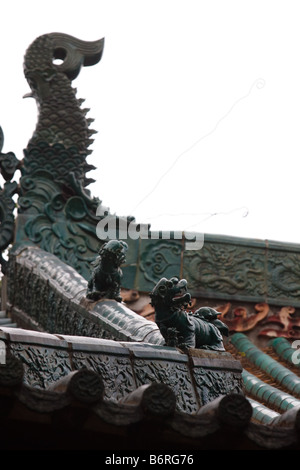 Grüne Drachen in einer Linie hoch oben auf einem chinesischen Tempel in Guangzhou Guangdong China Stockfoto