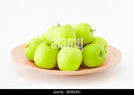 Stapel von Äpfeln auf Holzplatte Stockfoto