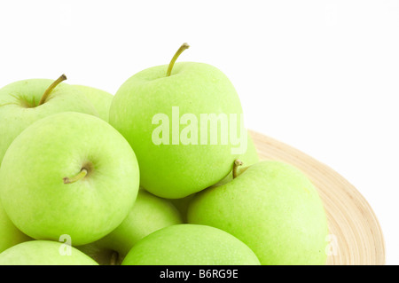 Stapel von Äpfeln auf Holzplatte Stockfoto