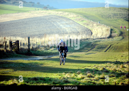 Wanderer und Radfahrer auf der South Downs im Ditchling Beacon in Sussex UK Stockfoto