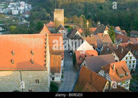 Die rot gefliesten mittelalterlichen Dächer der alten Stadt von Bad Wimpfen, Blick von der Blue Tower mit dem roten Turm im Hintergrund Stockfoto