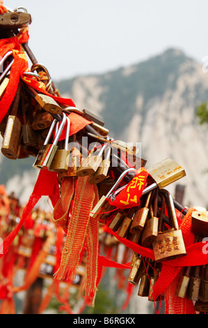 Rote Bänder und Schlösser als Symbol ewiger Liebe am Heiligen Berg Huashan, Xian, China Stockfoto