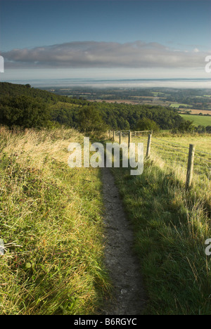 Wanderweg führt zum benachbarten Round Hill auf der South Downs in West Sussex. Stockfoto