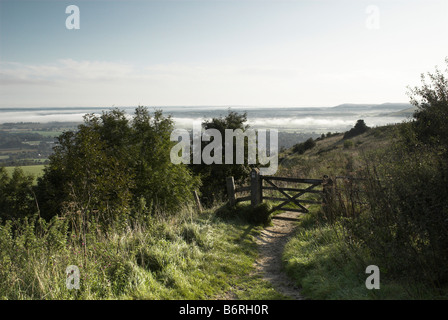 Nebel in der Sussex Weald von Steyning Round Hill auf der South Downs über Steyning, West Sussex gesehen. Stockfoto