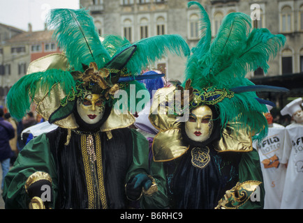 Kostümierte Karnevals-Teilnehmer während des Karnevals in Venedig Italien Stockfoto