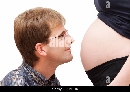 Mann küssen schwanger Frau Bauch Stockfoto
