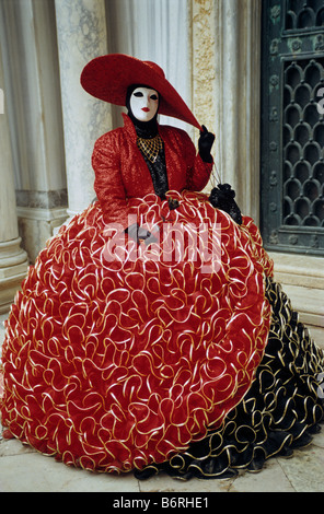 Kostümierte Karnevals-Teilnehmer auf der Piazza San Marco während des Karnevals in Venedig Italien Stockfoto