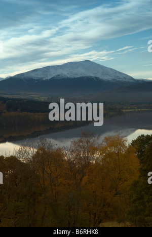Blick über Loch Tummel auf den Berg Munro Schiehallion im Großraum Perth & Kinross, Schottland, im Vereinigten Königreich Stockfoto