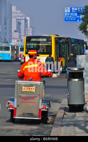Stadt Arbeitnehmer Abholung Müll in Peking China Stockfoto