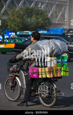 Mann, die Transport von Gütern in Peking China Stockfoto