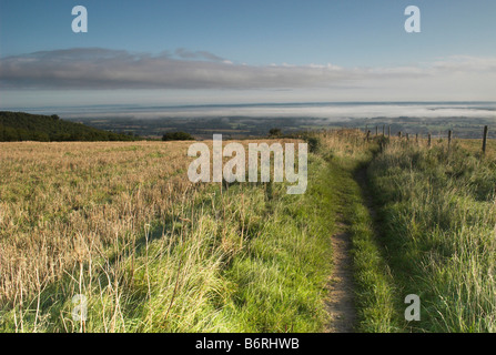 Wanderweg führt zum benachbarten Round Hill auf der South Downs in West Sussex. Stockfoto