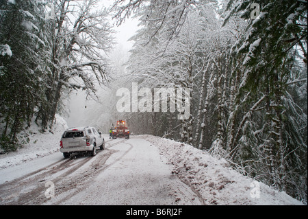 Auto abgeschleppt nach Unfall im Schneesturm Stockfoto