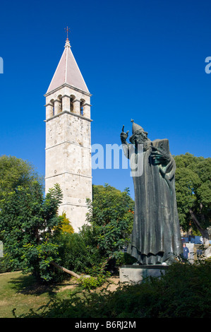 Ein Kirchturm und die Statue des Grgur Ninski in Split Kroatien Stockfoto