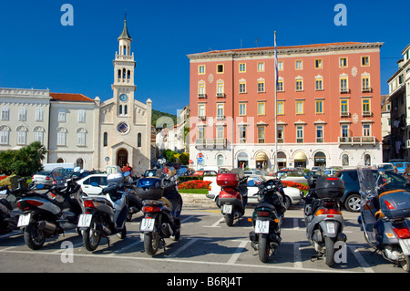 Motorräder in der Nähe der Uferpromenade mit der Kirche des Heiligen Franziskus in zwei Split Kroatien Stockfoto