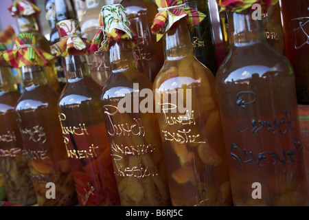 Flaschen aromatisierter Rum in Pointe-A-Pitre, Grande-Terre, Guadeloupe, Karibik in den französischen Antillen Stockfoto