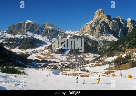 Skigebiet von Corvara im Winter Geisler und Puez Gebirgsgruppen in Dolomiten Südtirol Alto Adige Region Italien Stockfoto