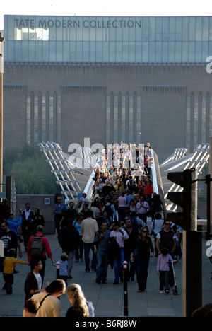 Blick auf Menschen, die über die Millennium Brücke mit der Tate Modern hinter London, UK Stockfoto