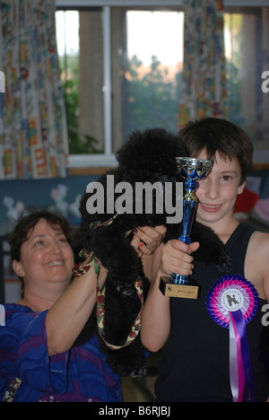 Israel International Dog Show 17. Mai 2008 stolze Mutter Blick auf ihren Sohn ein junge Gewinner mit seinem Hund und Trophäen Stockfoto