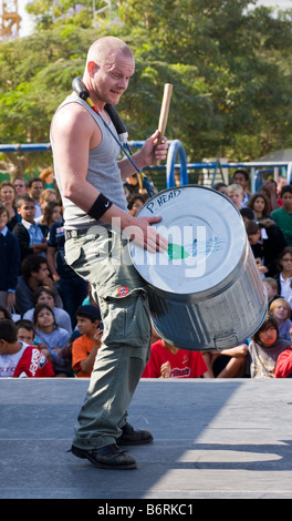 Stomp-Darsteller erklingt in Cairo American College, Kairo, Ägypten Stockfoto