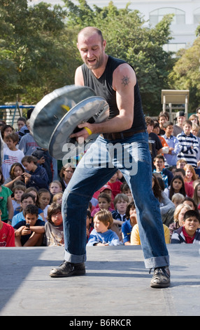 Stomp-Darsteller erklingt in Cairo American College, Kairo, Ägypten Stockfoto