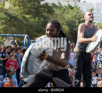 Stomp-Darstellern erklingt in Cairo American College, Kairo, Ägypten Stockfoto