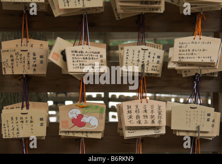 Gebete auf kleine Holzklötzchen unter den Wunsch Baum Meiji-Schrein, Tokyo, Japan. Stockfoto