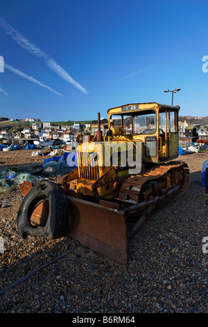 Einer alten rostigen Planierraupe am Strand von Hastings Stockfoto