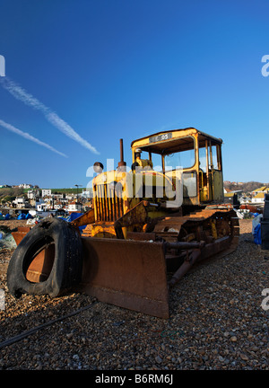 Einer alten rostigen Planierraupe am Strand von Hastings Stockfoto