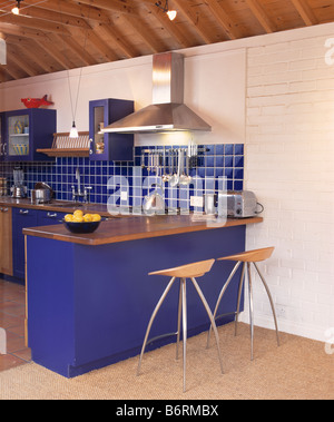 Große Abzugshaube über dem Herd im Insel-Einheit in der modernen Küche