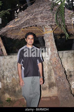 Ein junger Mann stand unter einem Schatten Stockfoto