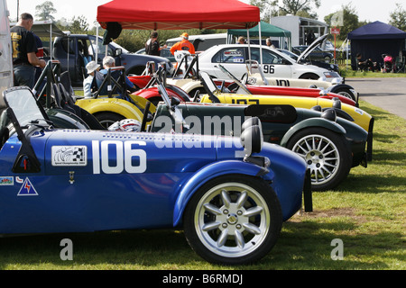 Autos aufgereiht warten auf Rennen in Harewood Speed Hillclimb in Yorkshire, England.  Greenwood Cup 2008 zu treffen. Stockfoto