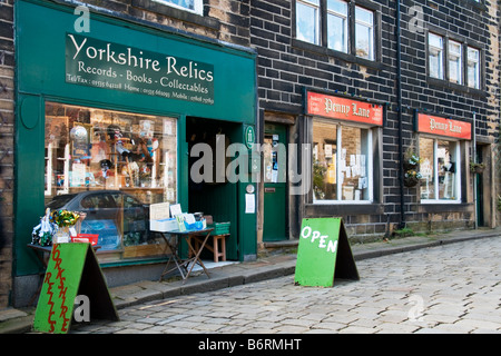 Dorf von Haworth in Yorkshire - Geschäfte an der Hauptstraße. Stockfoto