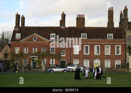 Kinder in historischen Kostümen spielen in der Nähe in salisbury Stockfoto