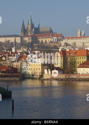 Blick über die Vltava (Moldau), Pragerburg und St. St. Vitus Kathedrale Prazsky Hrad Hradschin Stockfoto