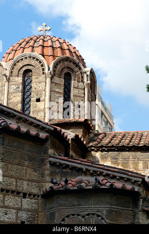 DDie Turm der griechisch-orthodoxen Kirche Agia Ekaterini in Plaka, die Altstadt von Athen Stockfoto