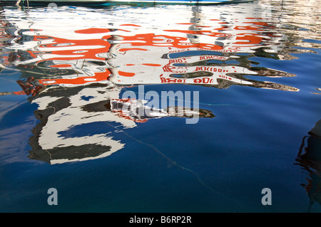 Boote in den sanft plätschernden Wasser im Hafen von der griechischen Insel Symi oder Simi wider Stockfoto