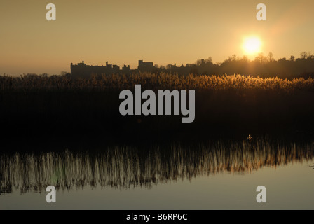 Fluss Arun bei Sonnenuntergang mit Arundel Castle im Hintergrund Stockfoto