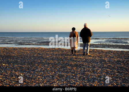 Zwei alte Leute, Blick auf das Meer vom Strand Stockfoto