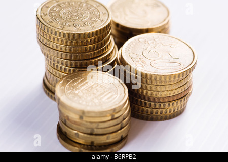 Euro-Cent-Münzen in verschiedenen Stapeln Stockfoto