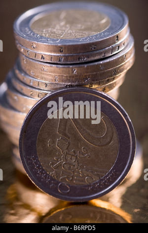 2 Euro Münzen Stack und getrennt Münze wandte sich an der Vorderseite Stockfoto